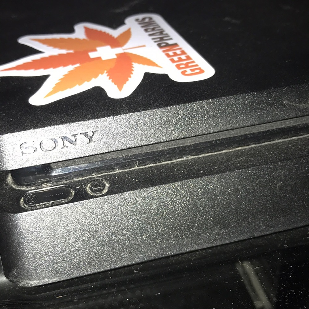 PS4 slim - Picture 2 of 3